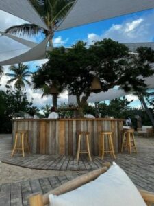 Where can I find beach bars in Antigua?